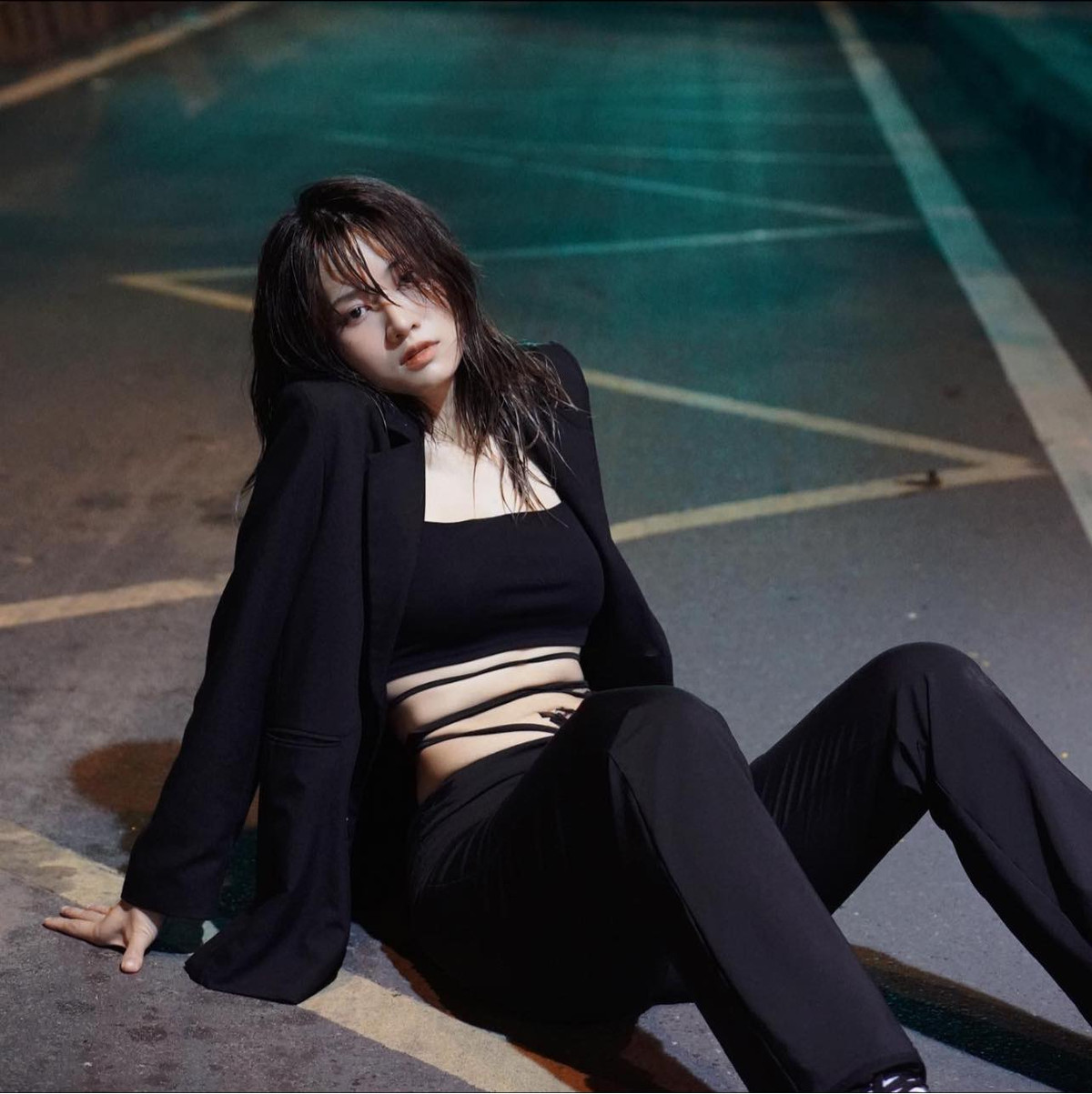 Cô nàng không ngần ngại chia sẻ hình ảnh hở bạo lên trang cá nhân, bỏ ngoài tai những bình luận khen chê, cô tự tin lăng xê những gì mình chọn.