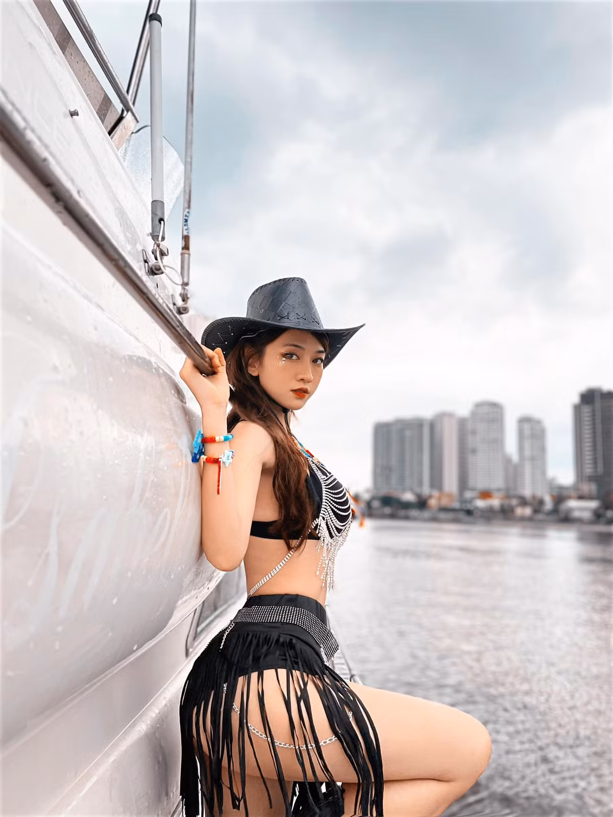 Hiện tại, cô đang trên con đường hoàn thiện bản thân, học hỏi để phát triển bản thân hơn nữa. Cô hy vọng được công chúng đón nhận.