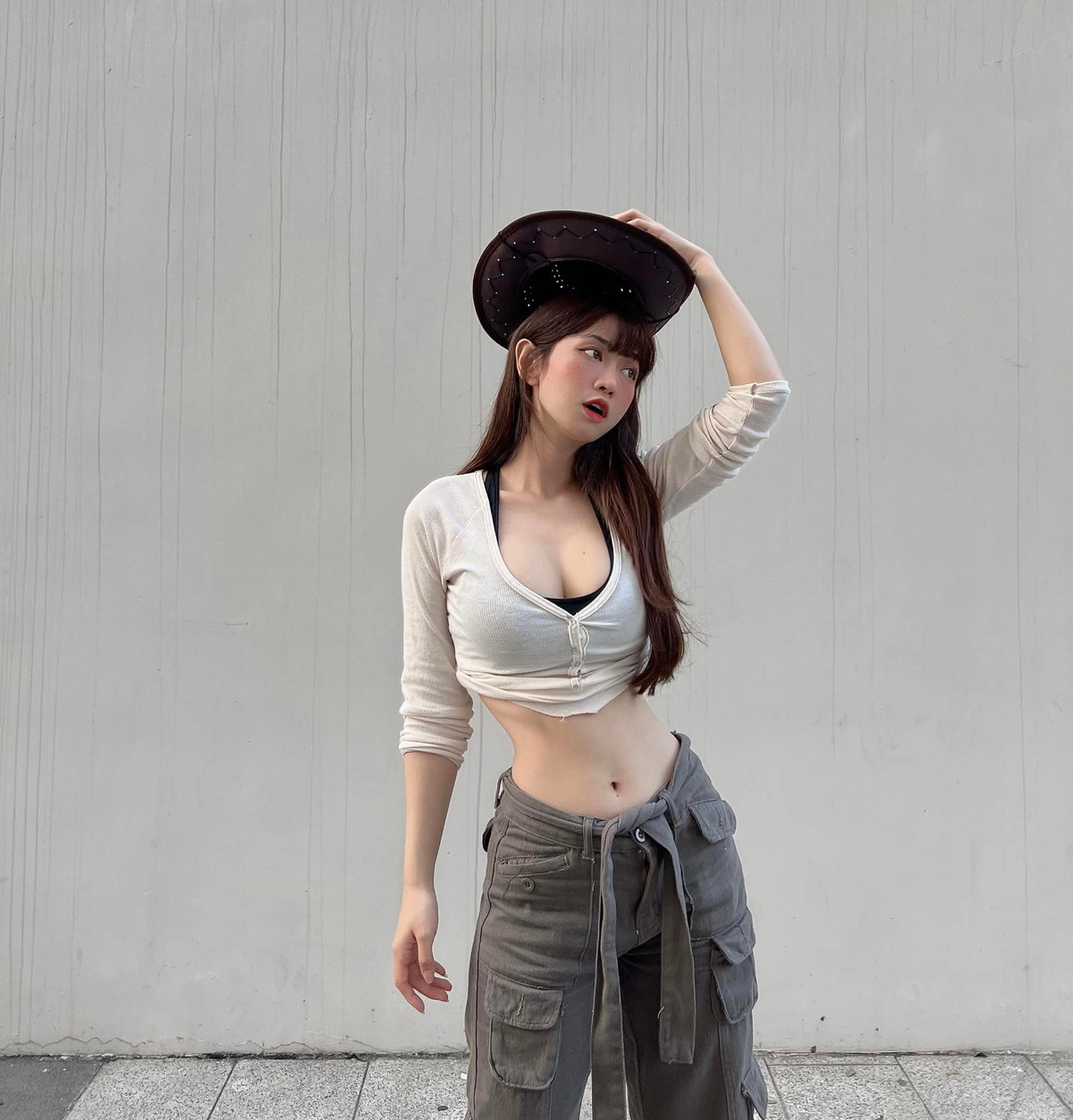 Bên cạnh những trang phục hở hang, trên trang cá nhân Lê Bống cũng chia sẻ hình ảnh ăn mặc kín đáo và nhận về không ít lời khen.