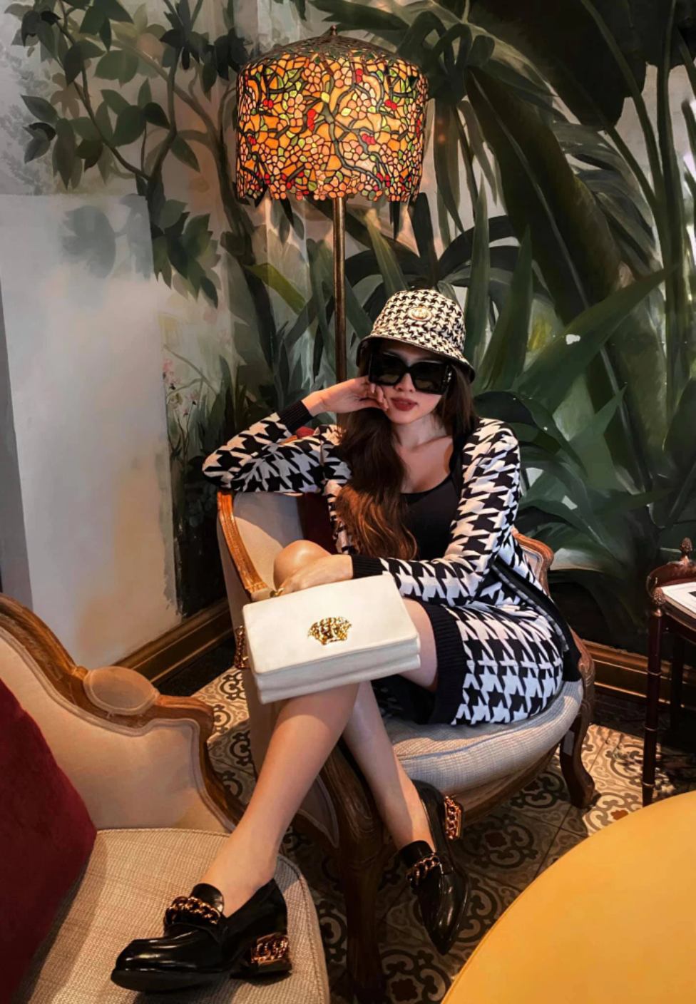 Không chỉ vậy, bộ sưu tập đồng hồ của MC song ngữ này cũng bao gồm nhiều thương hiệu tên tuổi như Hublot, Rolex, Frank Muller.