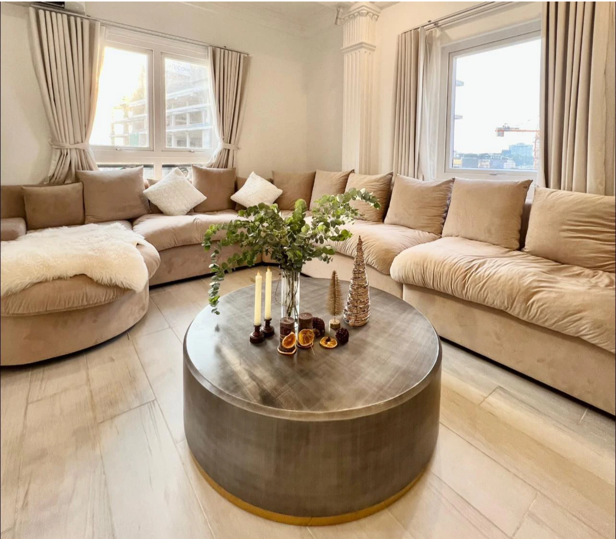 Ngoài nhan sắc xinh đẹp hơn người, nữ MC nhiều lần làm netizen "lác mắt" với các khối tài sản khủng. Phải kể đến căn hộ cao cấp có thiết kế sang trọng, tinh tế tại TP HCM của Thanh Thanh Huyền.