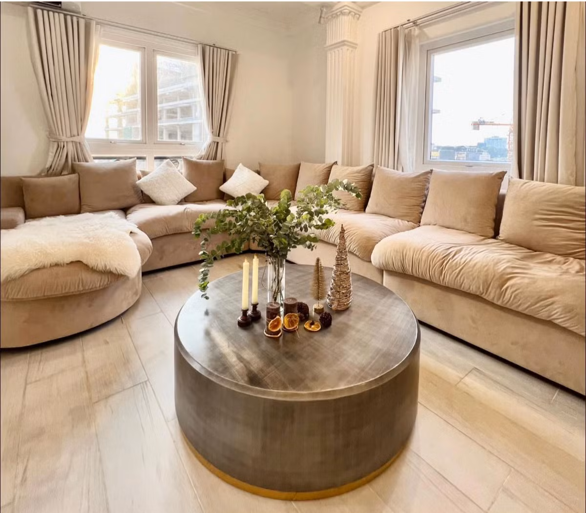 Ngoài nhan sắc xinh đẹp hơn người, nữ MC nhiều lần làm netizen "lác mắt" với các khối tài sản khủng. Phải kể đến căn hộ cao cấp có thiết kế sang trọng, tinh tế tại TP HCM của Thanh Thanh Huyền.