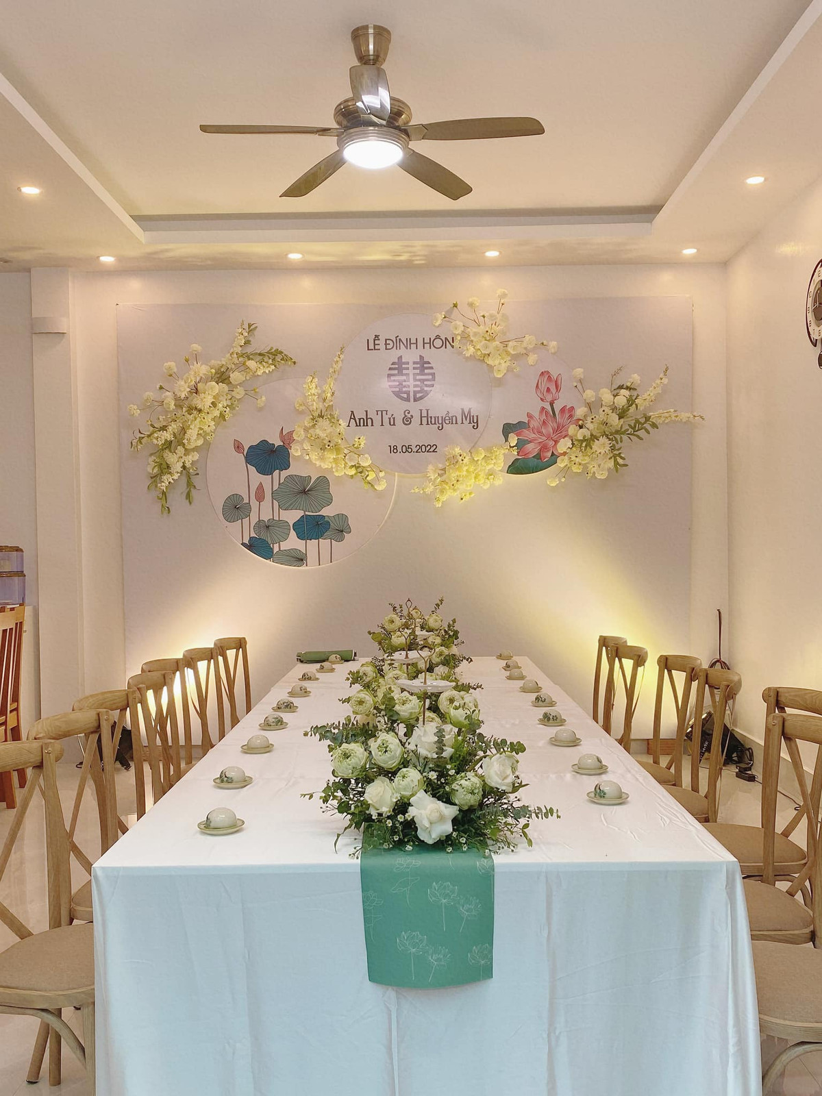 Không gian lễ đính hôn của cặp đôi được trang trí nhiều hoa tươi, điểm nhấn là bó hoa cưới tuylip trắng đầy sự tinh khôi, trang trọng.