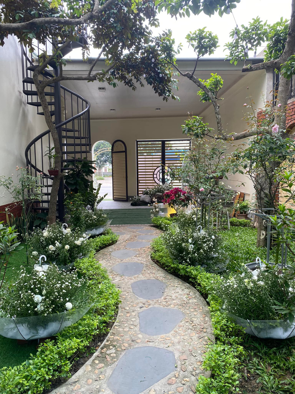 Hoa để bàn trong ngày vui của cặp đôi rất xinh xắn, khung cảnh xung quanh như một khu vườn hoa thu nhỏ.