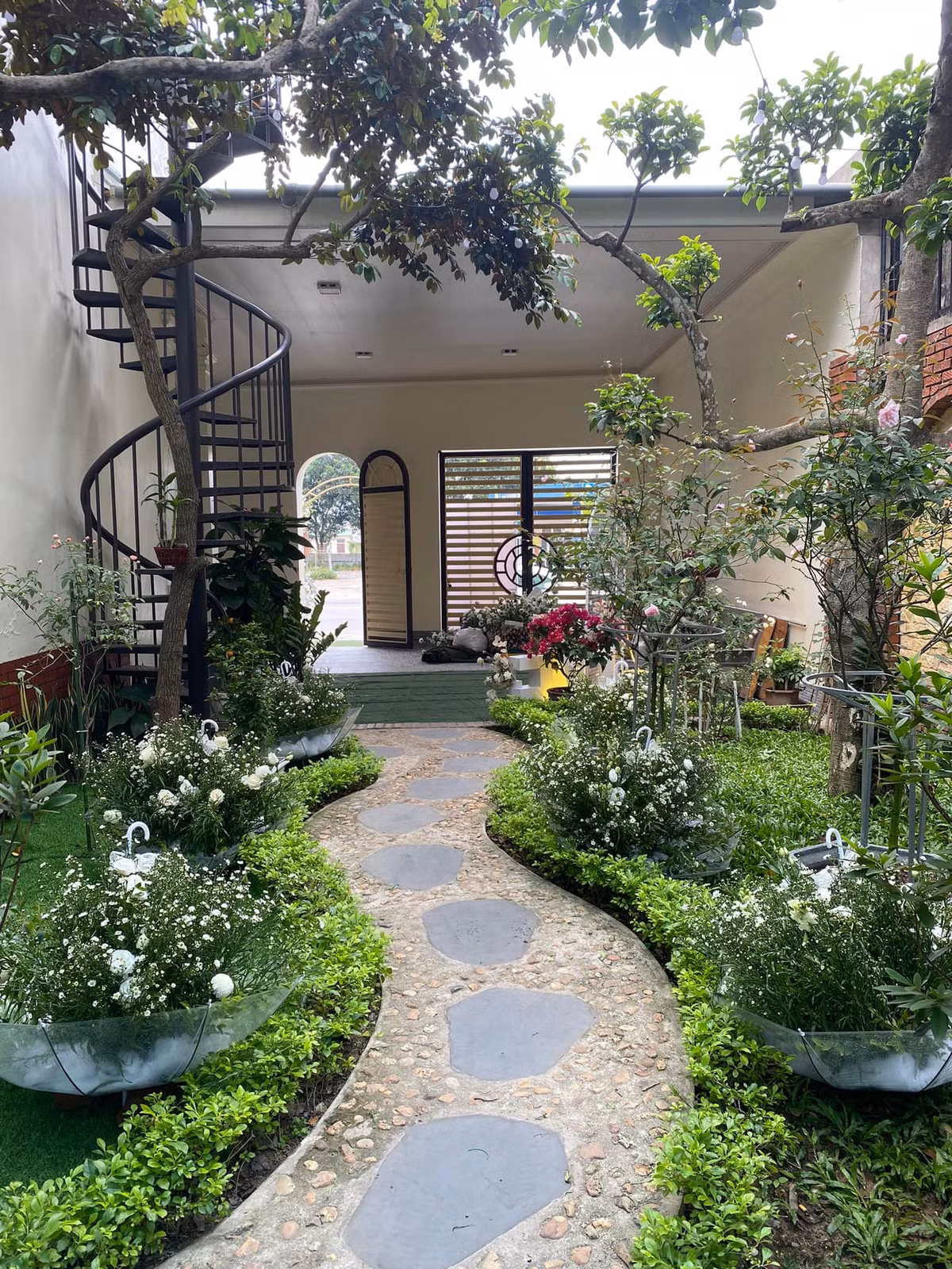 Hoa để bàn trong ngày vui của cặp đôi rất xinh xắn, khung cảnh xung quanh như một khu vườn hoa thu nhỏ.