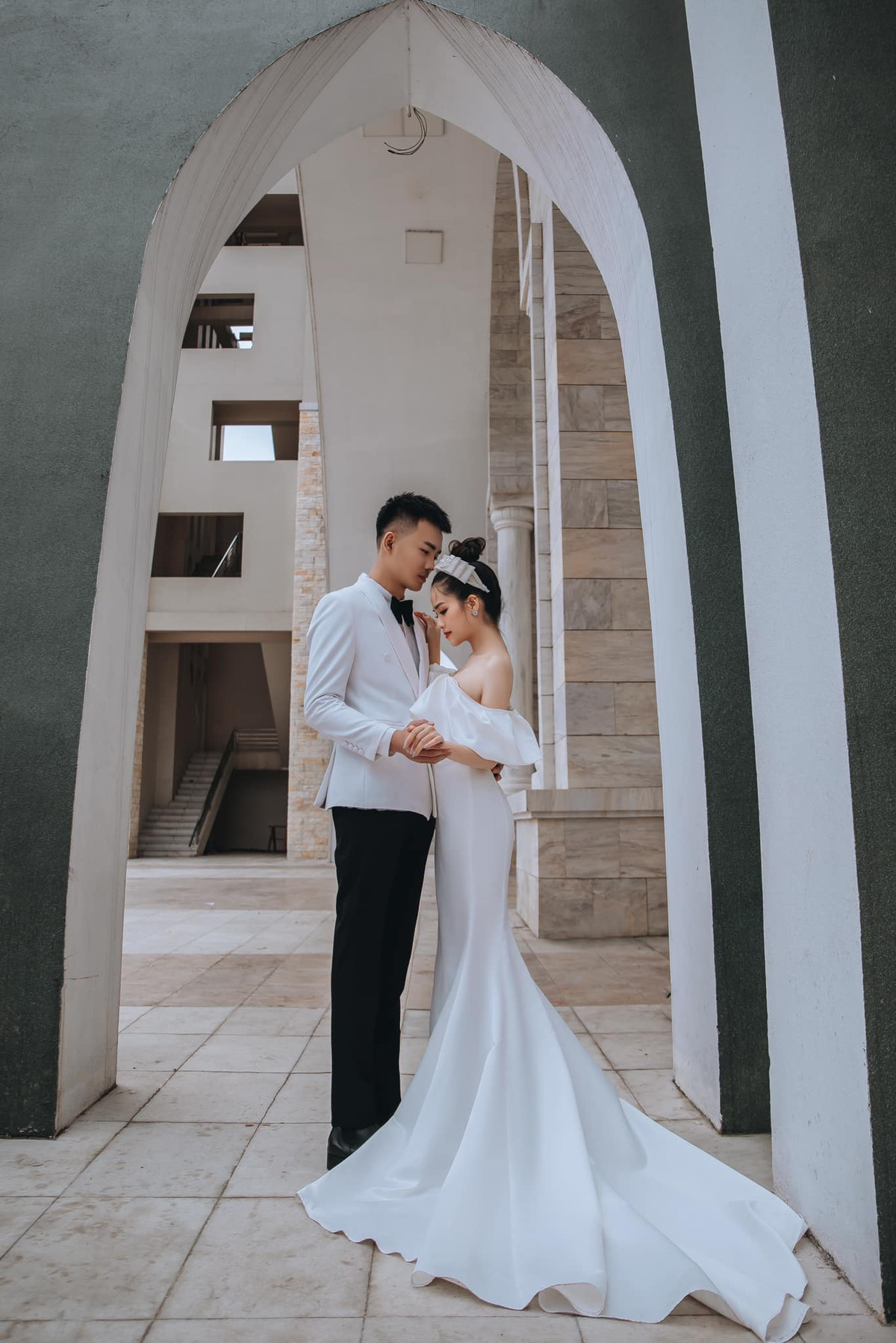 Đính kèm hình ảnh, Huyền My còn chia sẻ thêm: "Thân mời mọi người tối nay 17/5 qua nhà tham dự tiệc chia tay độc thân cùng vợ chồng em ạ".