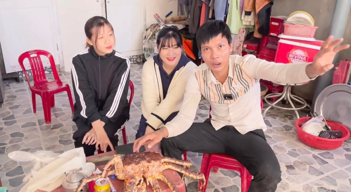 Trước những ý kiến trái chiều, Kim Thủy đã đích thân giải thích về lý do vì sao Lộc Fuho lại không thể đứng tên chiếc xe ô tô mới mua. Cô đáp trả thẳng thắn: “Anh Lộc chưa nhập hộ khẩu về đây do có khả năng không ở Nha Trang nữa. Khi mua xe không thể đứng tên được.”