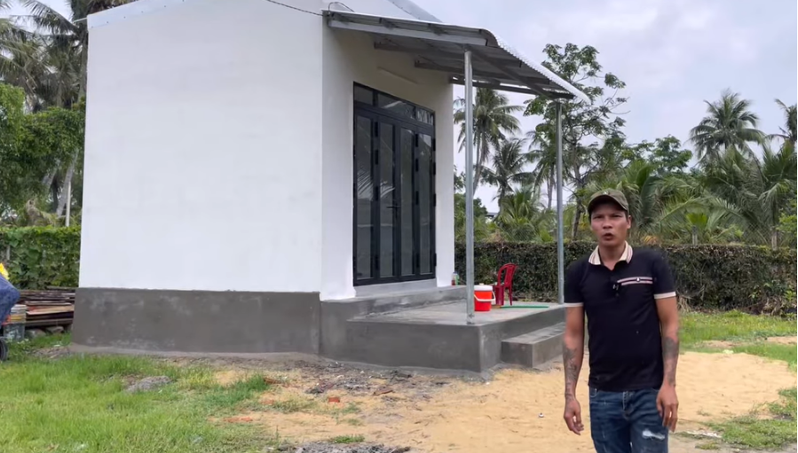 Sau thời gian xây dựng, mới đây YouTuber Lộc Fuho đã quay clip review hoàn thiện căn nhà mới sau hơn 1 tháng xây dựng. Ngôi nhà này trước đó được anh giới thiệu rộng 16m2, xây trên mảnh đất của bố mẹ vợ và phục vụ cho công việc.