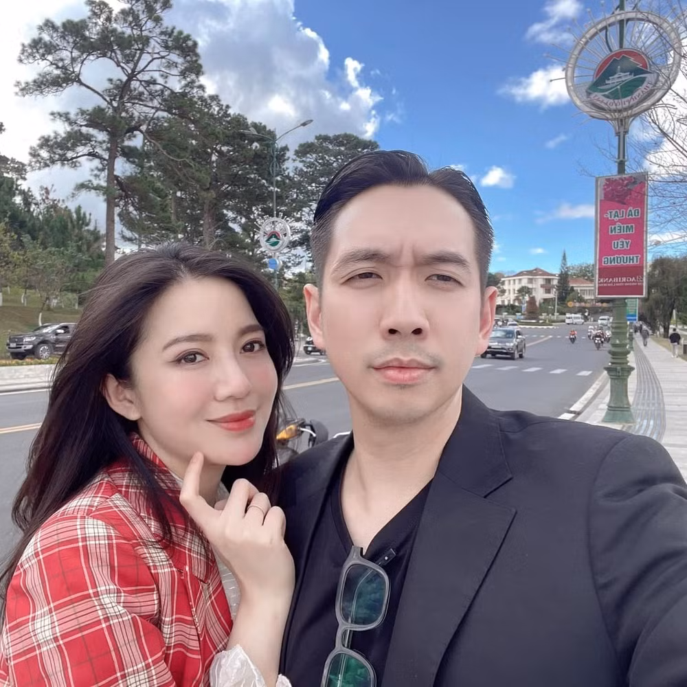 Bên cạnh sự nghiệp như đúng mong muốn của Tú Linh, cô còn khiến netizen ghen tị vì có cuộc sống hôn nhân hạnh phúc, đủ đầy với người chồng doanh nhân.