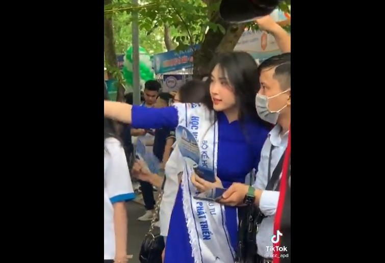 Dù chỉ mặc áo dài đơn giản và xõa tóc ngang vai nhưng từ bề ngoài tới cử chỉ, hành động của gái xinh này đều vô cùng đáng yêu, đặc biệt nụ cười nhanh chóng "đốn gục" bất cứ ai lướt qua clip này.