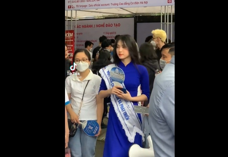 Xuất hiện trong clip, nữ sinh gây ấn tượng với vẻ ngoài xinh xắn, dịu dàng, những góc nghiêng thần thánh của cô đã nhanh chóng làm nhiều người xao xuyến.