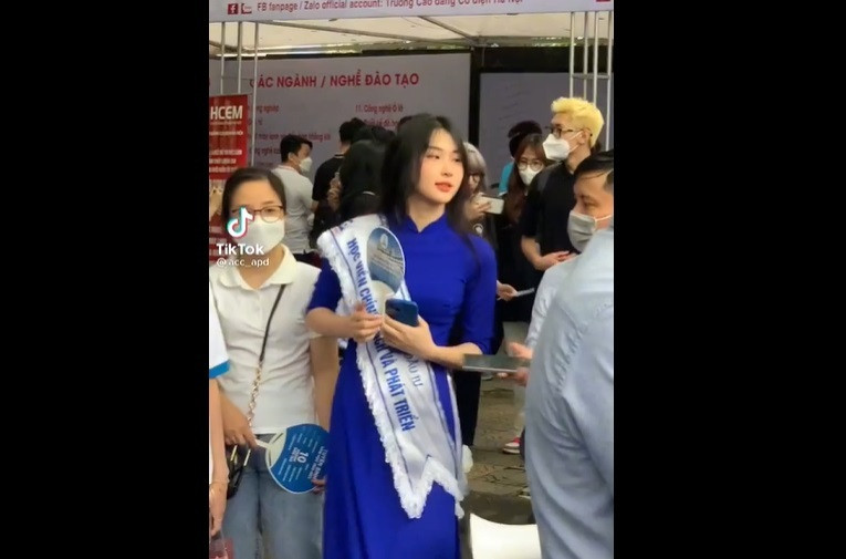 Mới đây, tại buổi tư vấn tuyển sinh của các trường Đại học, một nữ sinh trường Học viện Chính sách và Phát triển đã vô tình lọt vào ống kính của cư dân mạng.