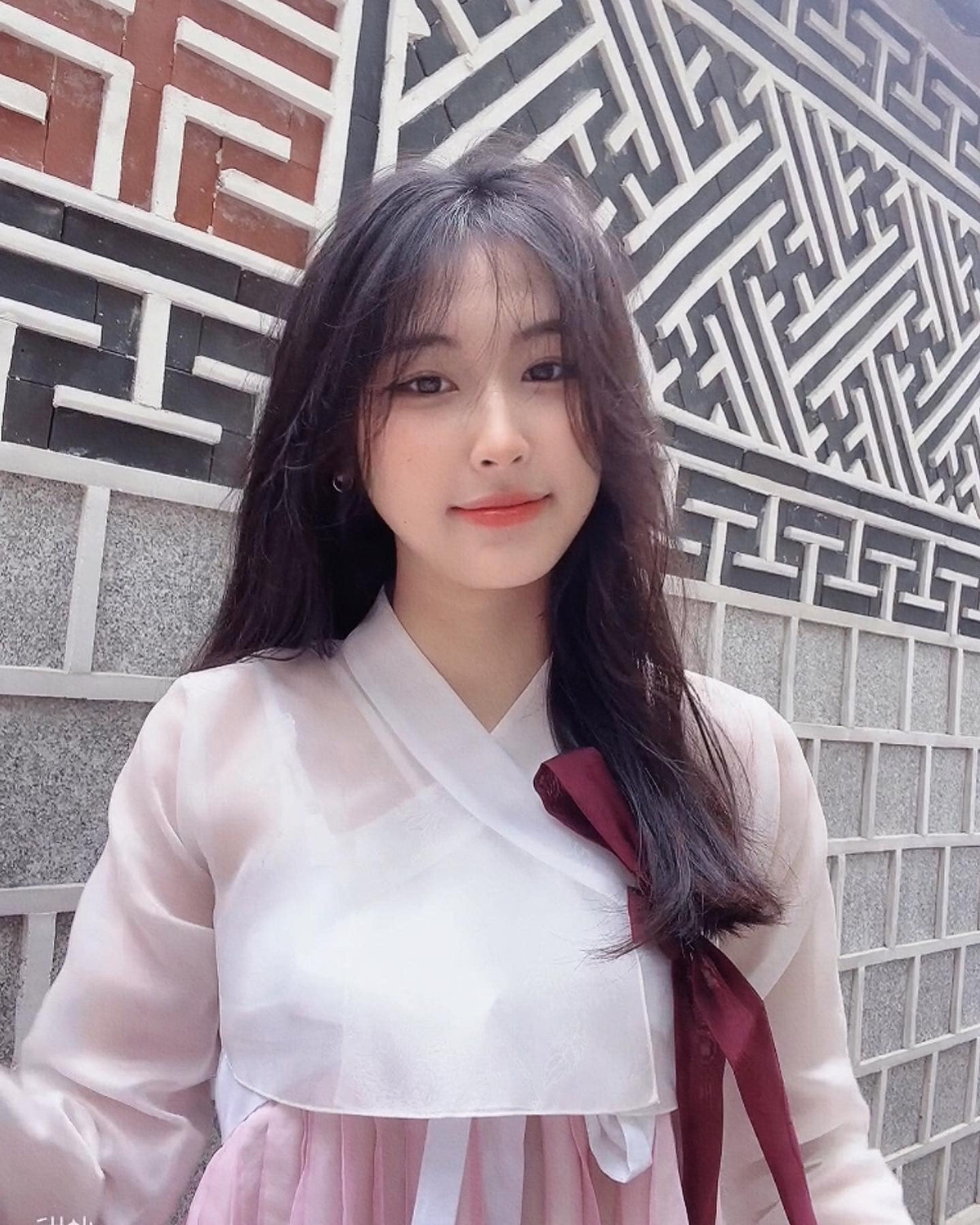 Cô nữ sinh 2K sở hữu vẻ ngoài vô cùng xinh xắn, đáng yêu, đúng chuẩn hình mẫu cô gái năm ấy chúng ta từng theo đuổi.