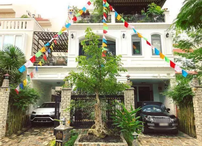 Trước đó, gia đình Minh Nhựa sống trong căn biệt thự 3 tầng thuộc tọa lạc trên địa bàn quận 6, TP HCM.