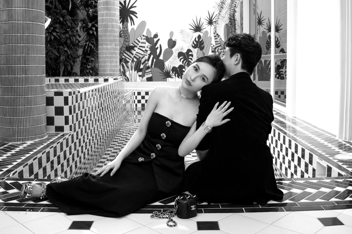 Đặc biệt, view của căn nhà hướng ra cả một công viên xanh - sạch - đẹp, trước nhà còn có một cây thần tài núi, rất hợp phong thủy.