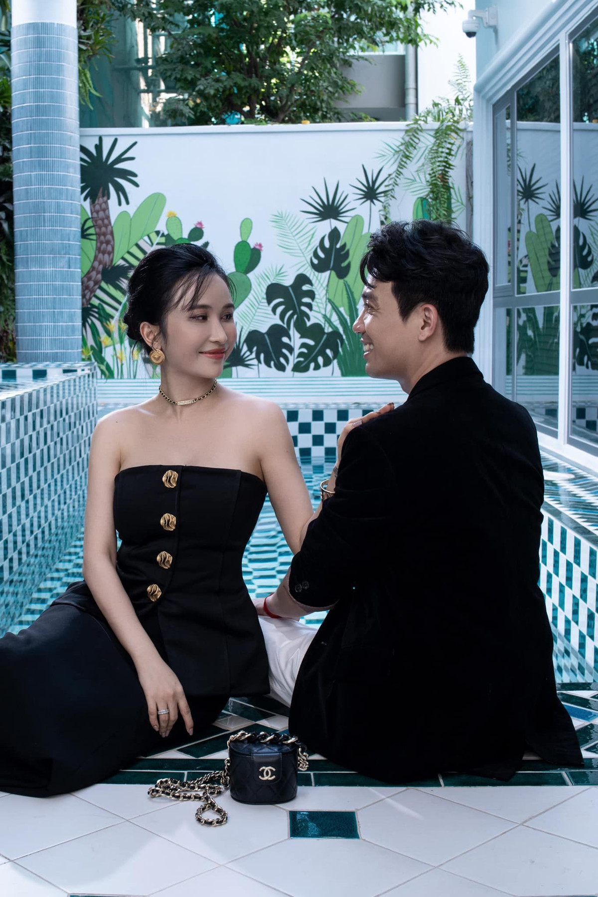 Kết cấu nhà bao gồm tầng hầm với phòng chiếu phim, phòng gym, bếp ăn, chỗ để xe, còn bên trên dành cho phòng ăn, phòng ngủ master và phòng làm việc.