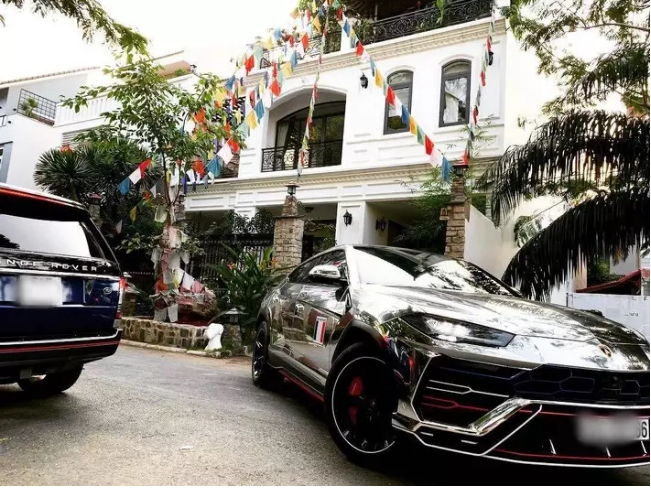 Dinh thự cũ cũng không phải dạng vừa, tuy nhiên Minh Nhựa không ít lần than thở nhà cũ quá nhỏ, không có chỗ để những chiếc siêu xe.