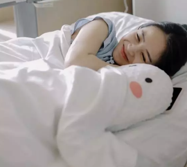 Trong hình, hot mom Sài thành diện đồ bệnh viện, được ông xã chăm chút tận tình.