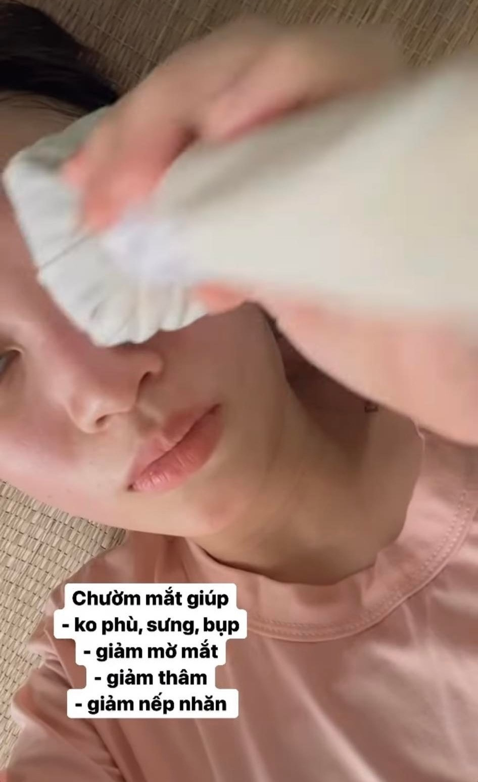 Ngoài ra cô còn chườm mặt, điều này sẽ giúp Joyce Phạm giảm bớt mỡ bụng, sưng phù ở mắt, giảm thâm và nếp nhăn.