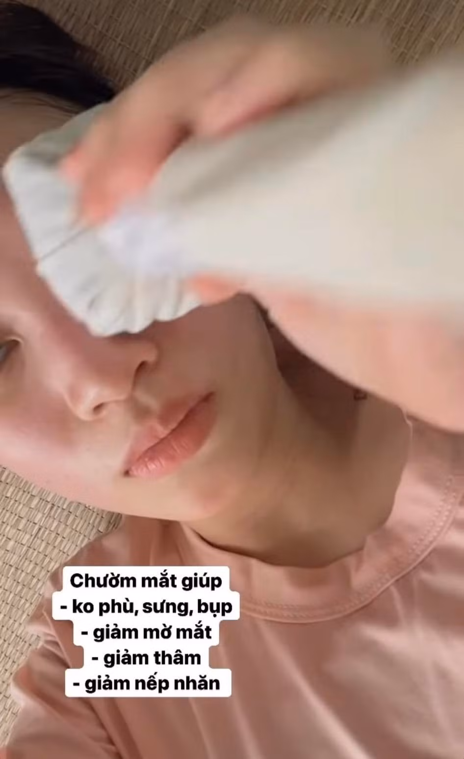 Ngoài ra cô còn chườm mặt, điều này sẽ giúp Joyce Phạm giảm bớt mỡ bụng, sưng phù ở mắt, giảm thâm và nếp nhăn.