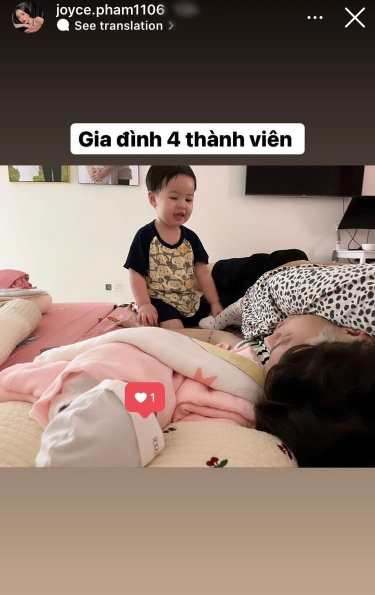 Trong thời gian ở cữ, Joyce Phạm vẫn ghi lại khoảnh khắc bé nhỏ cùng con gái cưng, tuy nhiên cô nhất quyết không để lộ mặt con gái.