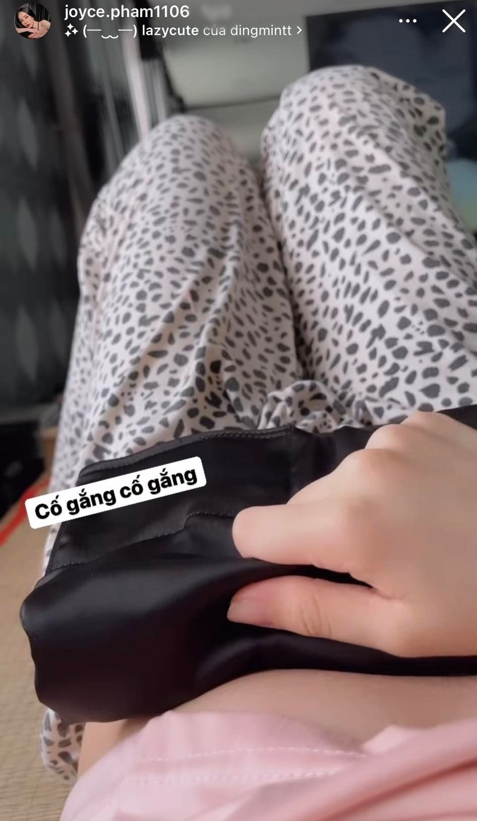 Là một cô gái thích chăm chút ngoại hình nên Joyce Phạm thường chia sẻ lên MXH cách cô lấy lại vóc dáng, gần đây nhất là khoảnh khắc cô dùng biện pháp chườm bụng.