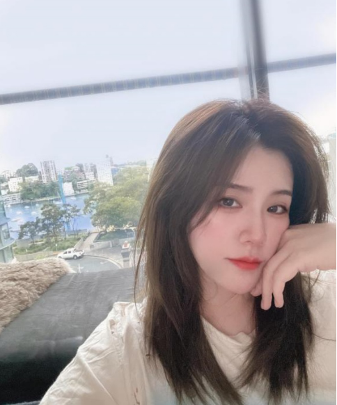 Trên trang cá nhân của mình, em gái Ông Cao Thắng thường xuyên check-in tại nhà hàng sang chảnh, du lịch khắp nơi trên thế giới.