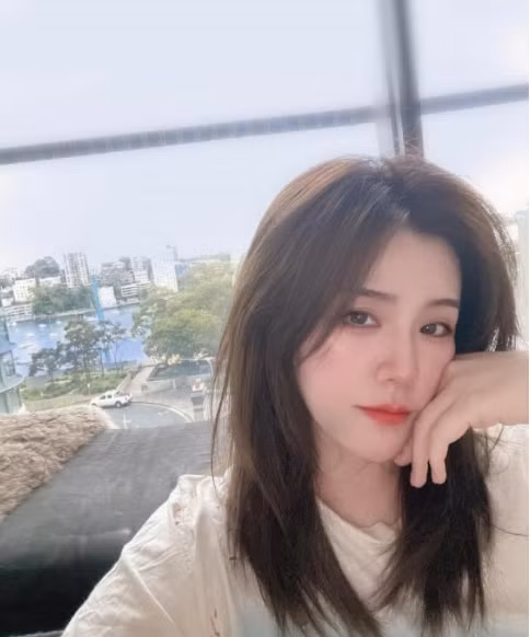 Trên trang cá nhân của mình, em gái Ông Cao Thắng thường xuyên check-in tại nhà hàng sang chảnh, du lịch khắp nơi trên thế giới.