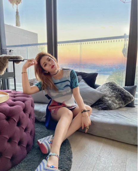 Qua một vài hình ảnh mà cô đăng tải có thể thấy không gian sống của nữ rich kid là một căn hộ cao cấp. Nội thất trong căn hộ với tông màu trắng vừa tạo cảm giác trẻ trung, thanh lịch lại mang tới sự thoải mái và thư giãn cho chủ nhân.