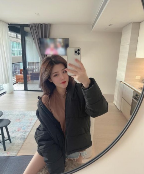 Từ phần cửa sổ Thoại Liên có thể nhìn xa ra thành phố và một hồ nước xanh mướt.