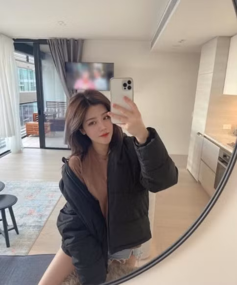 Từ phần cửa sổ Thoại Liên có thể nhìn xa ra thành phố và một hồ nước xanh mướt.