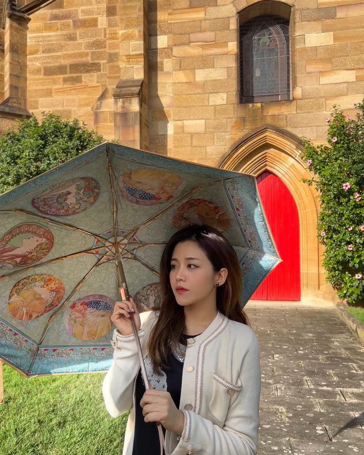 Nếu Ông Cao Thắng luôn khiến nhiều người xuýt xoa khen ngợi với ngoại hình cực phẩm đúng chuẩn nam thần thì cô em gái Ông Thoại Liên cũng chẳng hề thua kém anh trai.