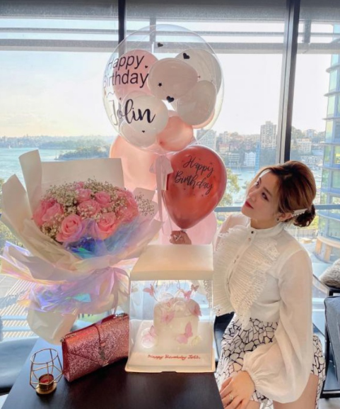 Là tiểu thư danh giá nhà tài phiệt, nên ngay từ khi còn nhỏ, rich kid Ông Thoại Liên đã được qua nước ngoài học tập và sinh sống. Tốt nghiệp ngành kinh doanh, người đẹp lưạ chọn định cư tại Úc.