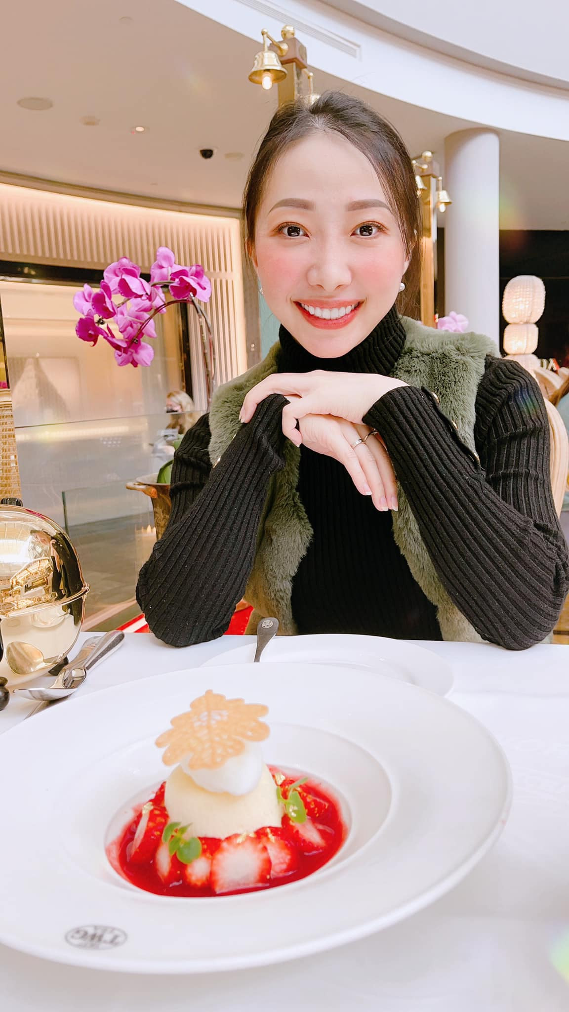 Mặc dù sống nơi đất khách nhưng Cẩm Duyên lại may mắn khi có gia đình chồng tâm lý và yêu thương. Khi biết bản thân mang thai, cô được bố mẹ chồng quan tâm nhất mực, chồng chăm sóc chu đáo.