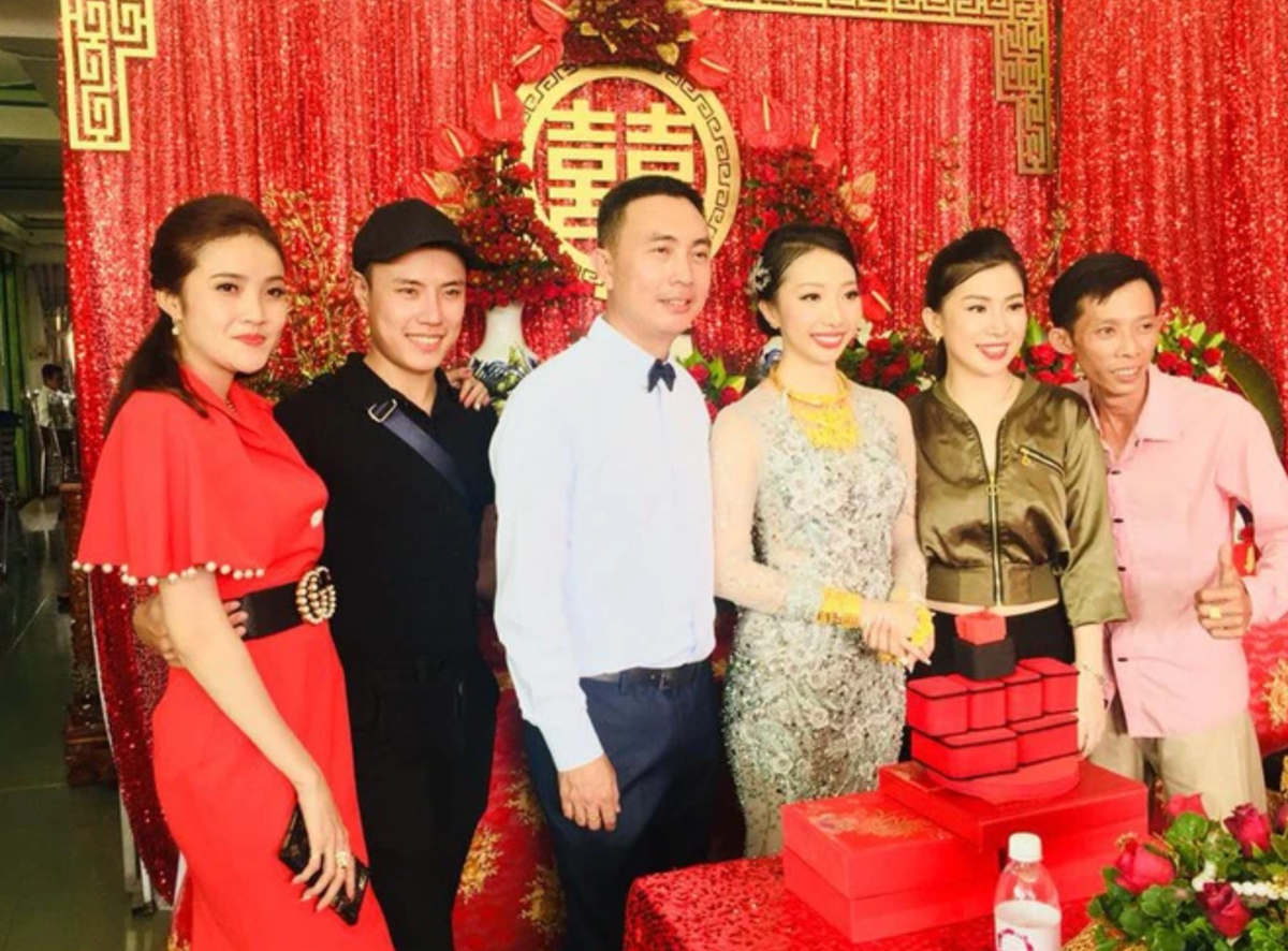 Sau ngày lên xe hoa, về nhà chồng, cô dâu đeo vàng Hậu Giang xinh đẹp thuở nào đã có cuộc sống khác biệt so với trước đây và khiến không ít người ngưỡng mộ.