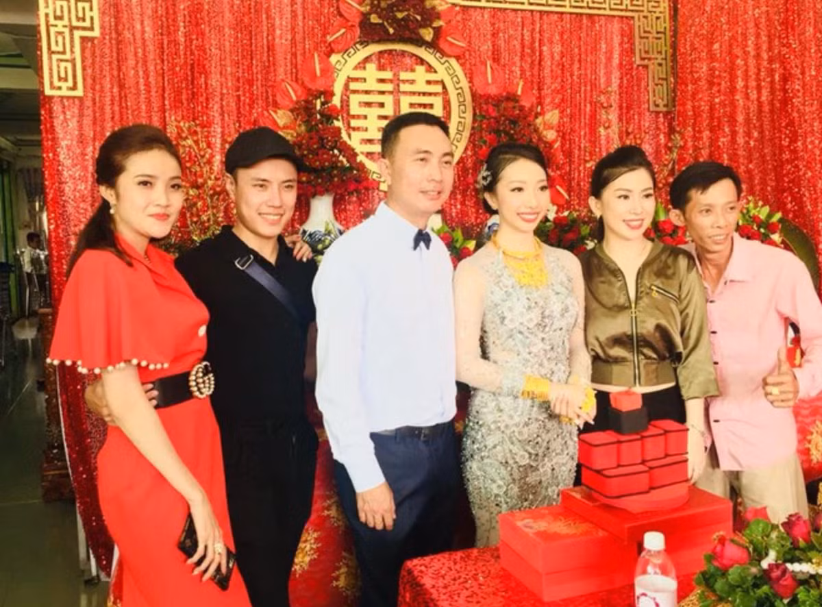 Sau ngày lên xe hoa, về nhà chồng, cô dâu đeo vàng Hậu Giang xinh đẹp thuở nào đã có cuộc sống khác biệt so với trước đây và khiến không ít người ngưỡng mộ.