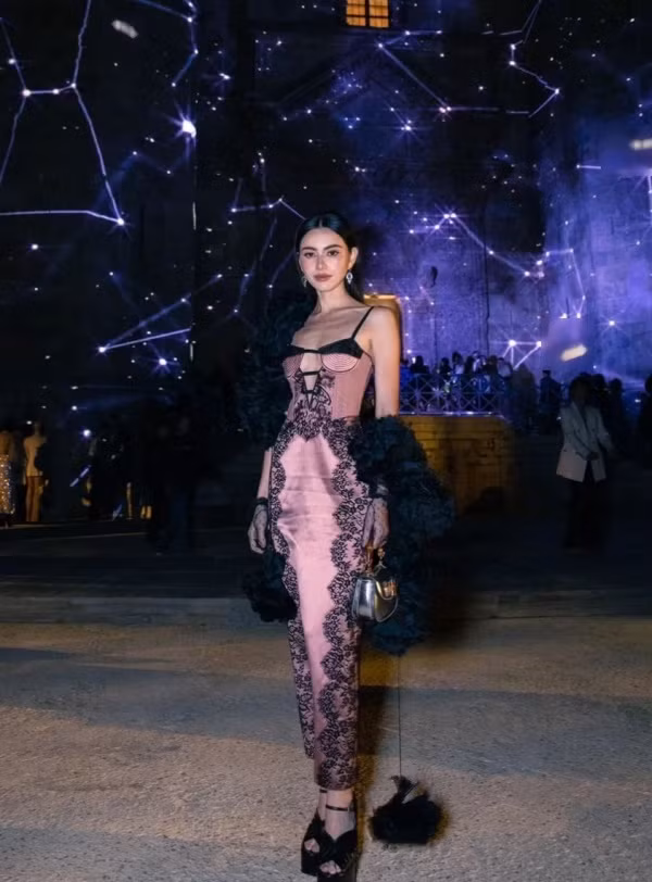 Loạt hình ảnh với sắc vóc mảnh mai và cuốn hút của Davika khiến người xem không thể rời mắt.