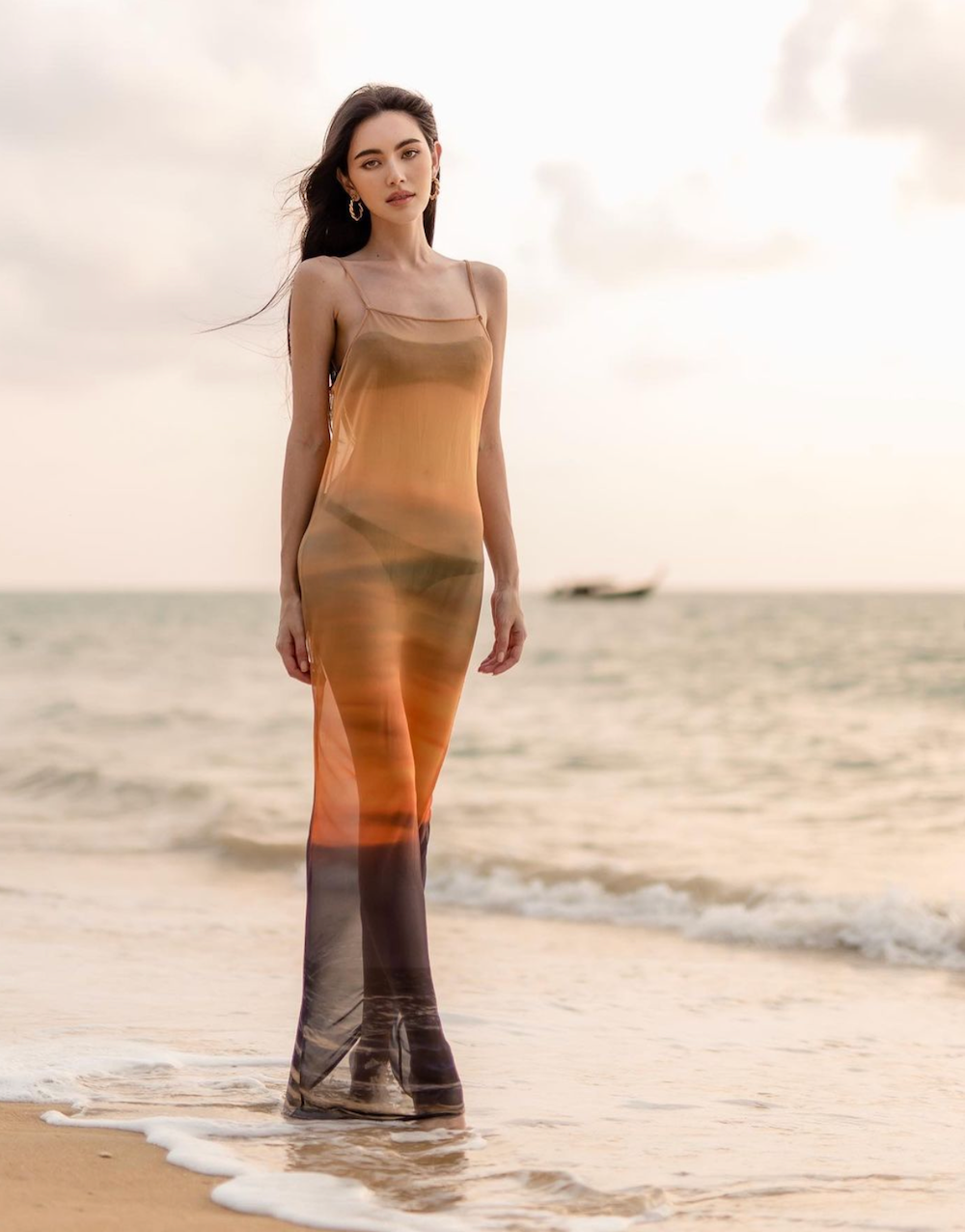 Nhờ vòng eo vô thực, mỗi lần Mai Davika khoe body trên MXH, cô nàng đều nhận được hàng trăm ngàn lượt like.