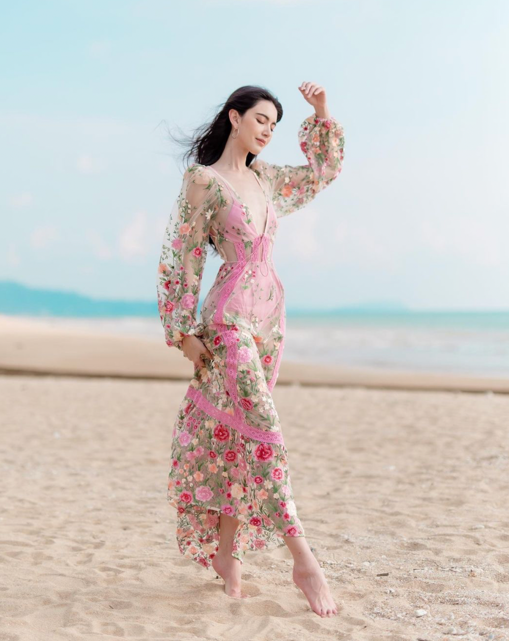 Nhiều người còn cho rằng Mai Davika chính là sao nữ có vòng eo nhỏ nhất châu Á, đến các “thánh body” BLACKPINK cũng phải chào thua.