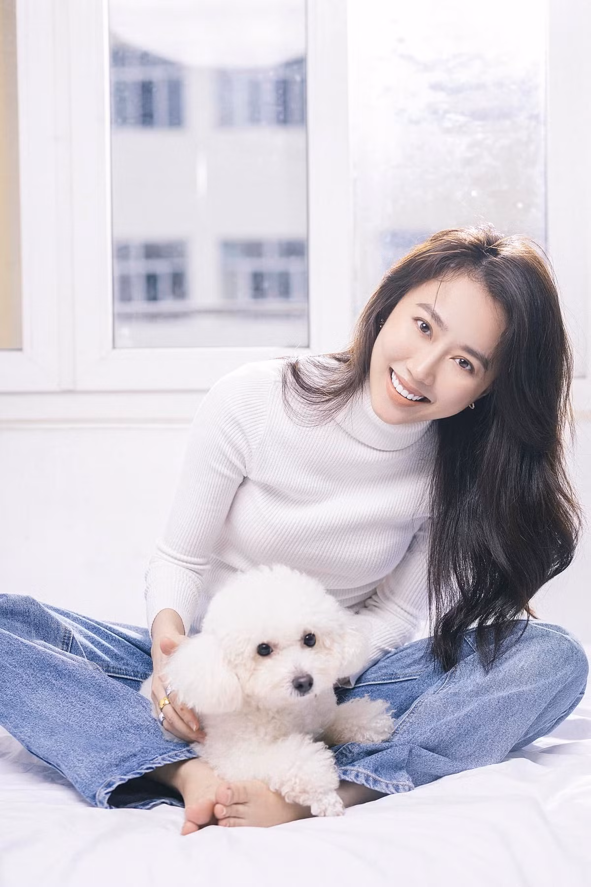 Không như nhiều người đẹp Việt chịu khó mặc đồ gợi cảm, Huỳnh Hồng Loan lại cực kỳ kín đáo. Cô chỉ lựa chọn những trang phục nhẹ nhàng như tính cách của cô.