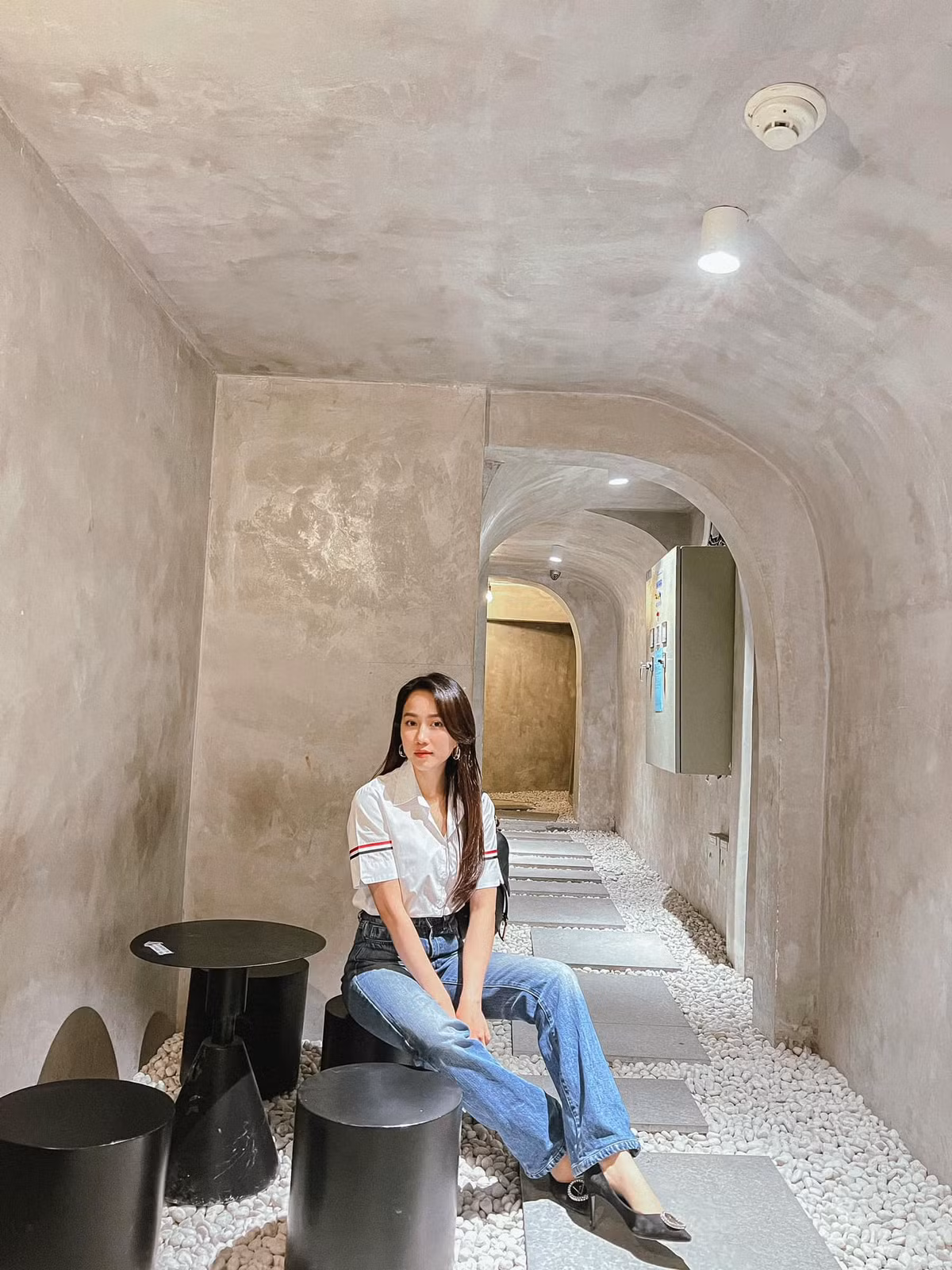 Bạn gái cũ Tiến Linh được biết đến là một diễn viên xinh đẹp, tài năng của làng điện ảnh Việt Nam. Cô từng tham gia nhiều bộ phim như Tiệm ăn dì ghẻ, Cung đường tội lỗi, Sứ mệnh trái tim,… và đặc biệt là sự xuất hiện trong MV Âm thầm bên em của Sơn Tùng M-TP.