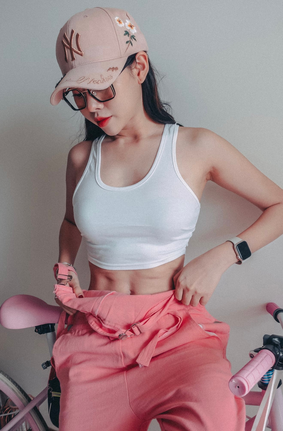 Có thể thấy nhờ nhan sắc xinh đẹp, vóc dáng chuẩn chỉnh và đặc biệt làn da trắng mịn màng không tì vết mà Việt Phương Thoa có thể “cân” đủ trang phục với hai màu sắc đối lập nhau.