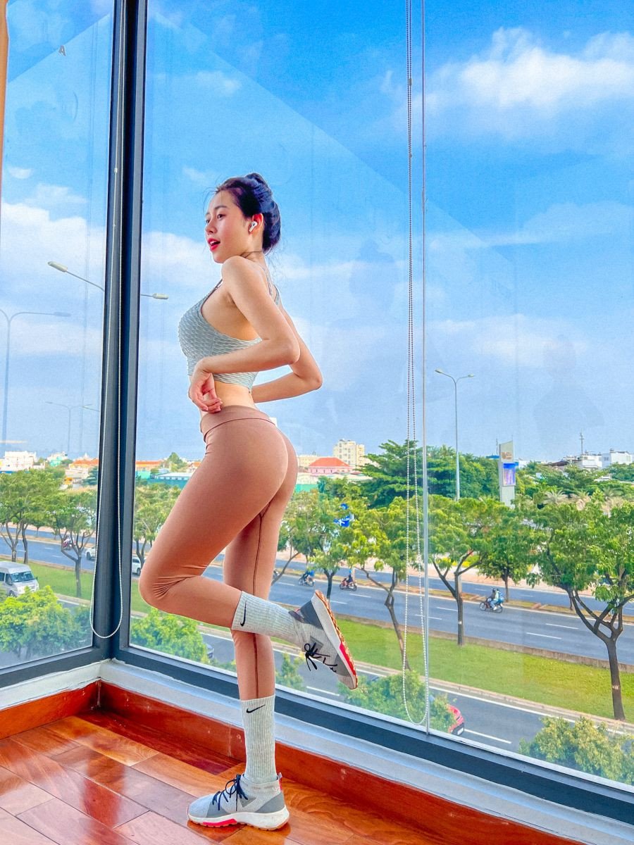 Cô nổi lên nhờ những video đóng giả nữ chủ tịch, nói giọng "chị Google" tạo được viral lớn. Không chỉ xinh đẹp, tài năng, nữ TikToker Phương Thoa còn sở hữu thân hình gợi cảm.