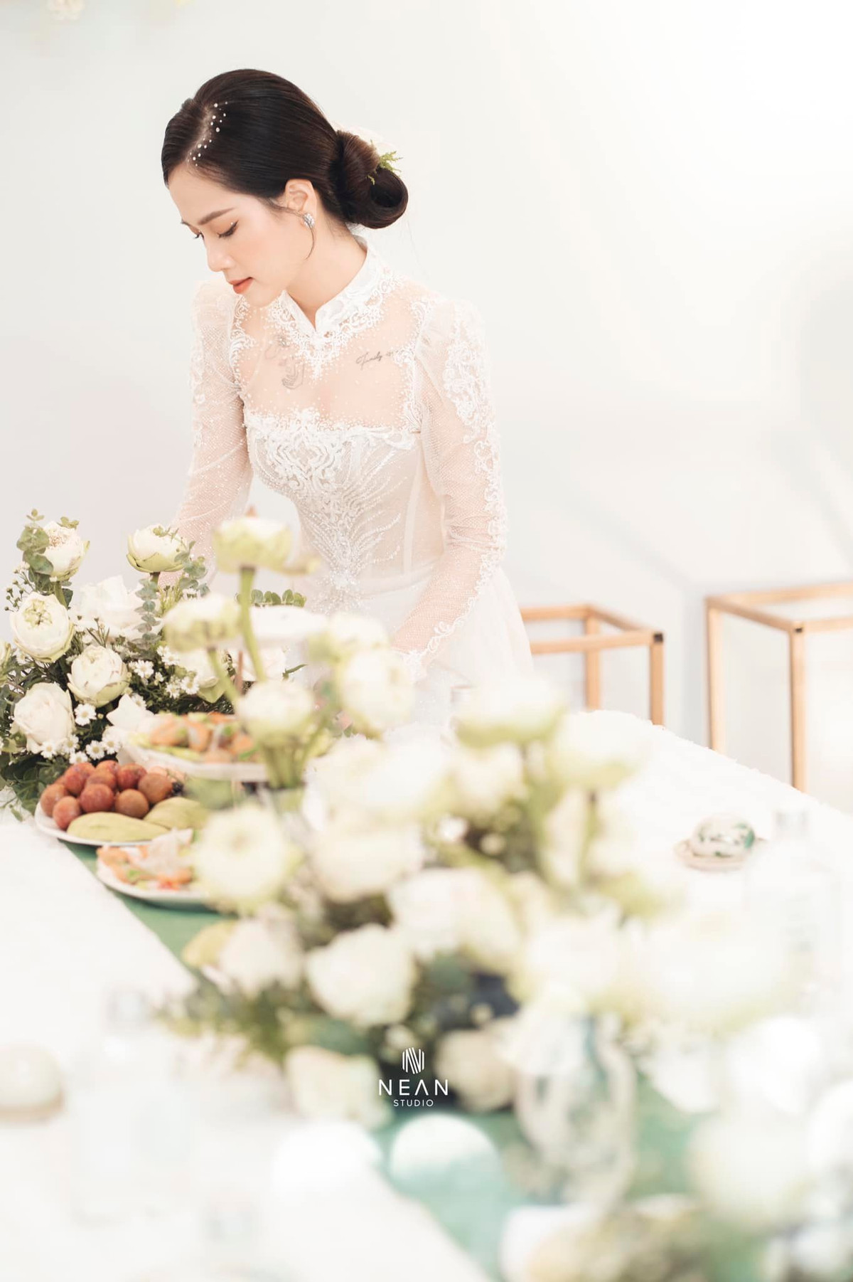 Huyền My cũng gửi lời cảm ơn bố mẹ 2 bên, người thân, bạn bè đã đến chung vui cùng 2 vợ chồng.