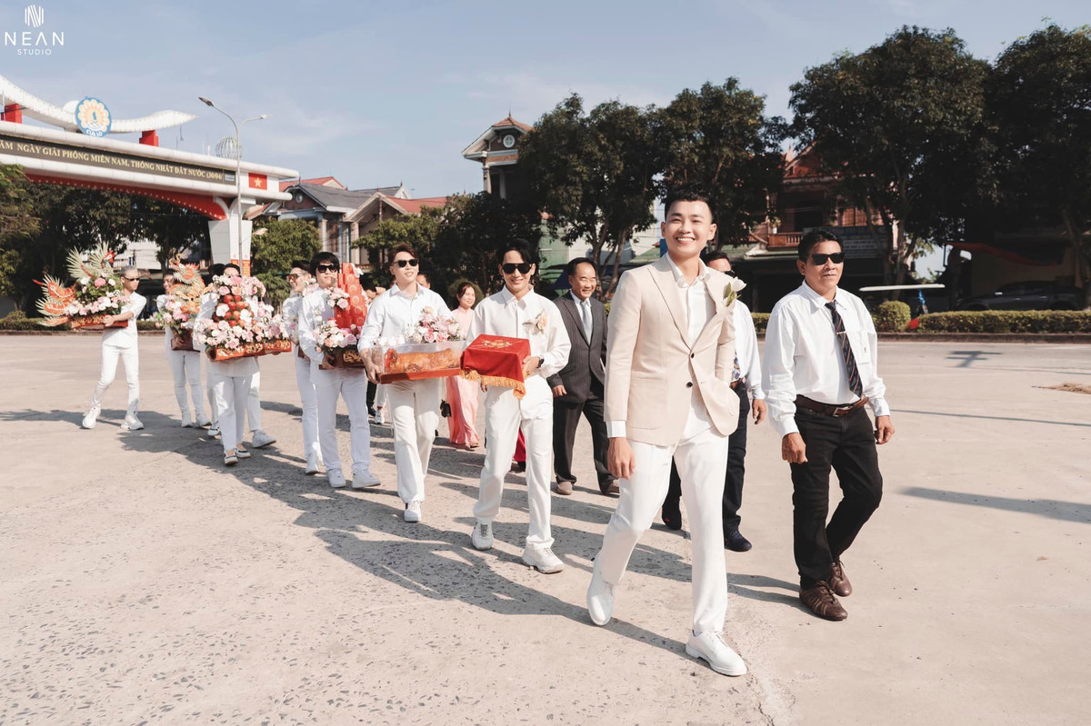 Khoảnh khắc hạnh phúc trong lễ ăn hỏi của Anh Tú - Huyền My. Ảnh: FBNV