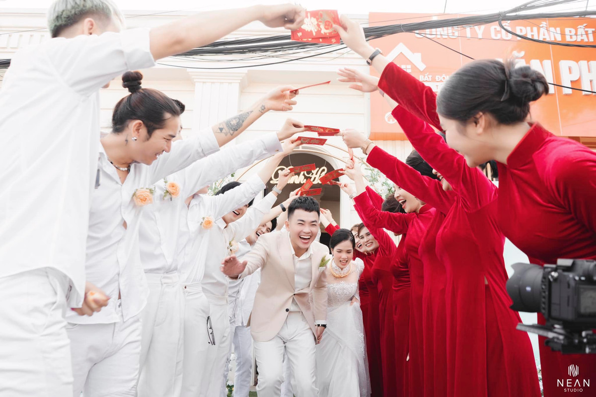 Đính kèm hình ảnh, Huyền My chia sẻ: "Có lẽ đây là một trong những khoảnh khắc ý nghĩa và khó quên nhất của vợ chồng mình. Nếu để nói đây là buổi lễ hoành tráng nhất thì không phải nhưng đối với chúng mình nó là chỉn chu và hoàn hảo nhất...".