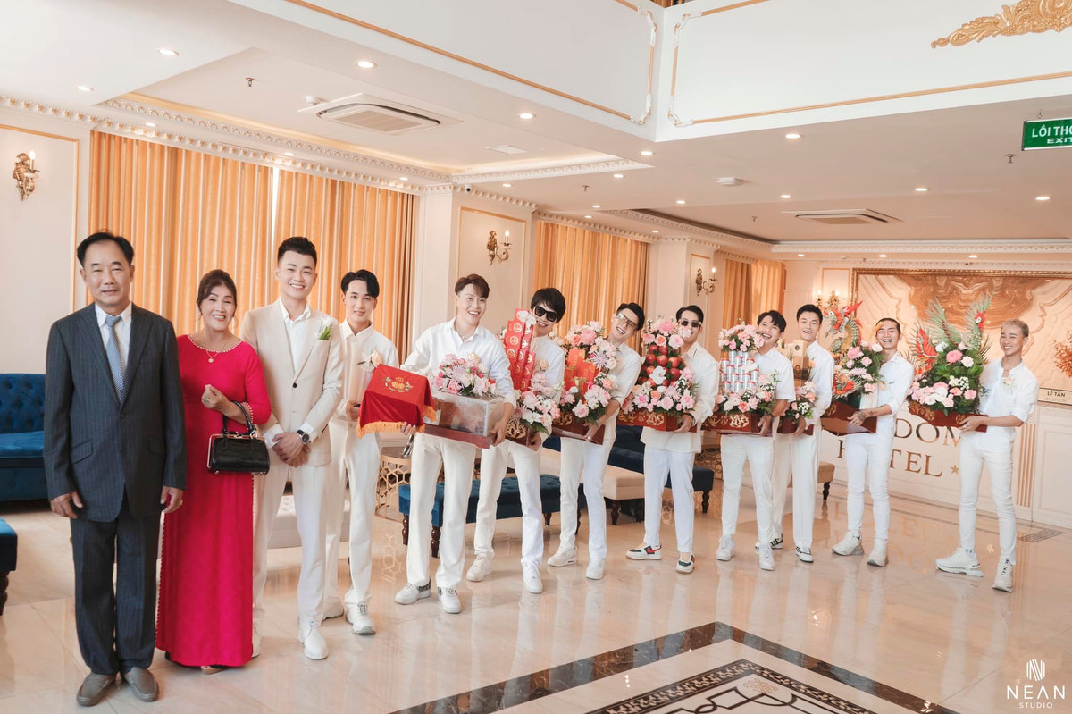 Trước đó, Huyền My và Anh Tú đã công khai ảnh cưới loạt ảnh cưới cùng bà xã xinh đẹp khiến cư dân mạng không khỏi trầm trồ vì sự đẹp đôi của cả hai.