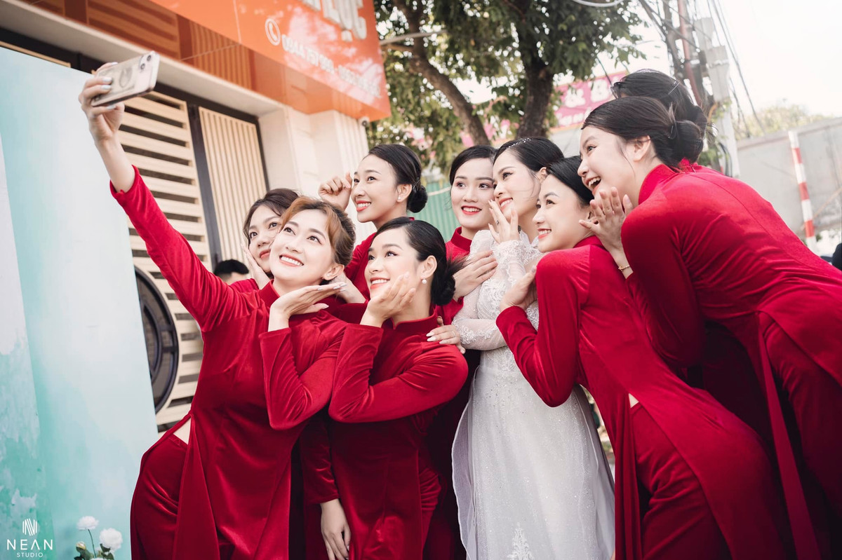 Chung khung hình với dàn bê tráp Huyền My vô cùng nổi bật khi nở nụ cười tươi tắn, hạnh phúc.