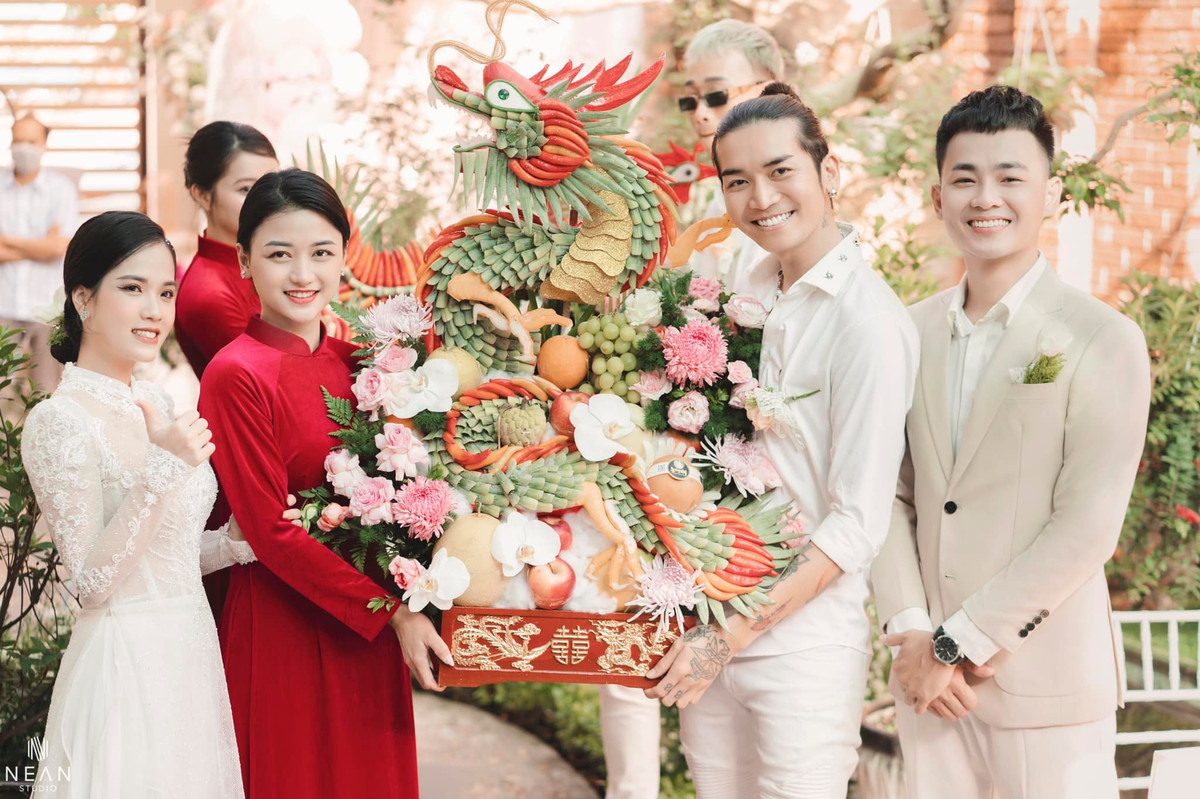 Nhìn vào những khoảnh khắc mà bà xã Anh Tú chia sẻ có thể thấy cả hai rất đầu tư vào buổi lễ lần này.