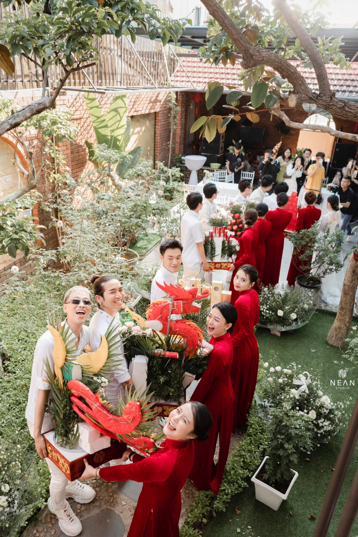 Do khoảng cách địa lý, cả hai phải yêu xa và Anh Tú chỉ có 6 lần bay ra tìm gặp bạn gái.